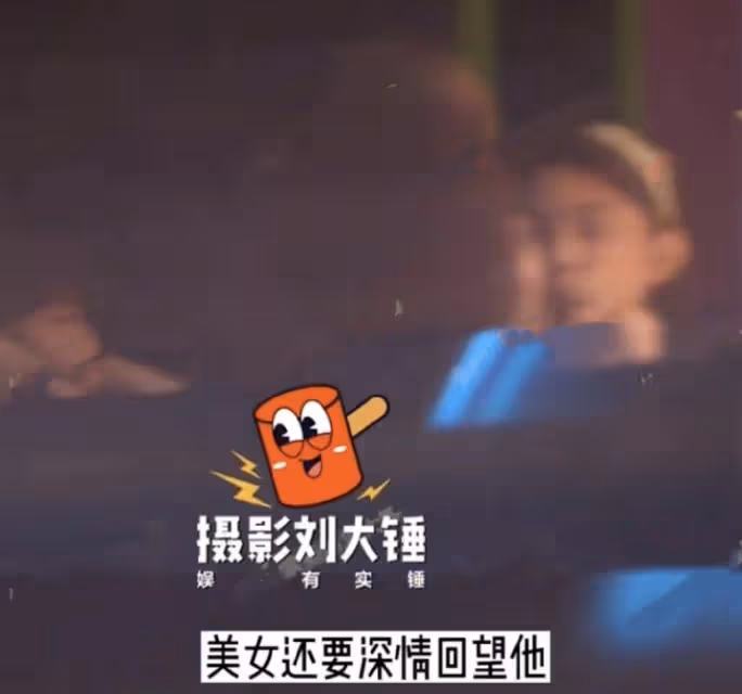 音樂圈頂流汪蘇瀧被曝新戀情,帶小姐姐回家,共穿一件外套還幫提鞋