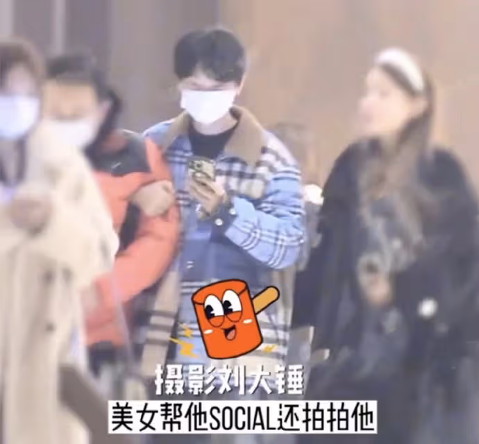 音樂圈頂流汪蘇瀧被曝新戀情,帶小姐姐回家,共穿一件外套還幫提鞋