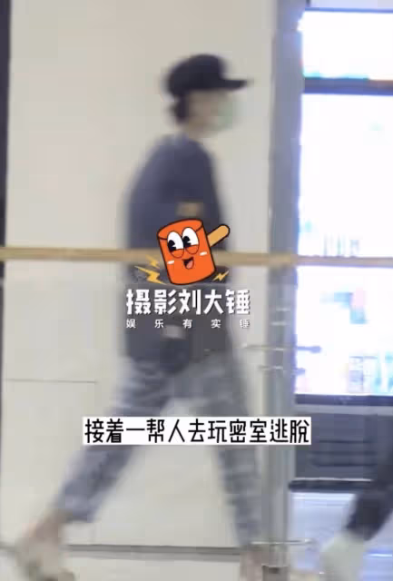 音樂圈頂流汪蘇瀧被曝新戀情,帶小姐姐回家,共穿一件外套還幫提鞋
