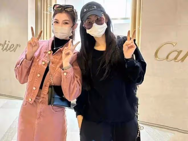 張柏芝被曝與謝霆鋒復合後首露面，與粉絲親切合影，懶理外界傳聞
