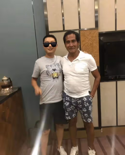 63歲齊秦現身雲南，眼窩深陷皮膚黝黑老到認不出，準備在當地養老
