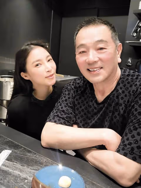張晨光與億萬富婆藍心湄聚會！帥氣兒子罕露面，與老爸如複製粘貼