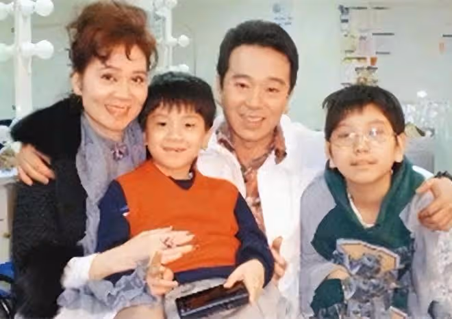 張晨光與億萬富婆藍心湄聚會！帥氣兒子罕露面，與老爸如複製粘貼