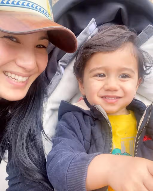 鄭佩佩混血外孫2歲生日，越來越像非洲老爸，全家已移居國外生活