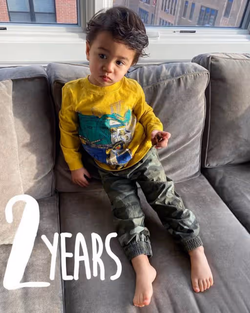 鄭佩佩混血外孫2歲生日，越來越像非洲老爸，全家已移居國外生活