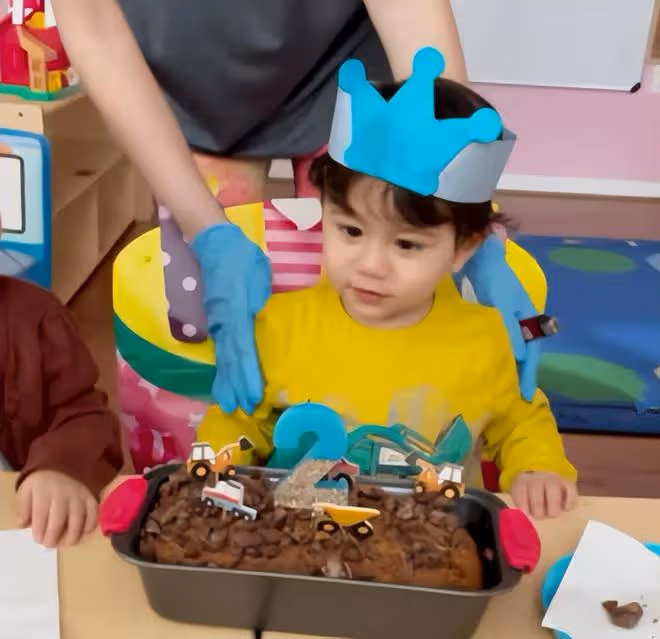 鄭佩佩混血外孫2歲生日，越來越像非洲老爸，全家已移居國外生活