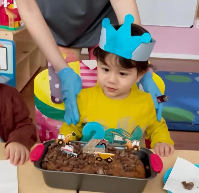 鄭佩佩混血外孫2歲生日,越來越像非洲老爸,全家已移居國外生活