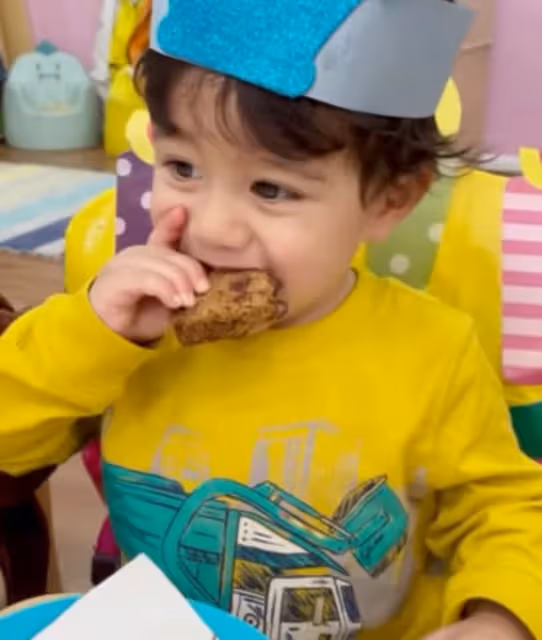 鄭佩佩混血外孫2歲生日，越來越像非洲老爸，全家已移居國外生活