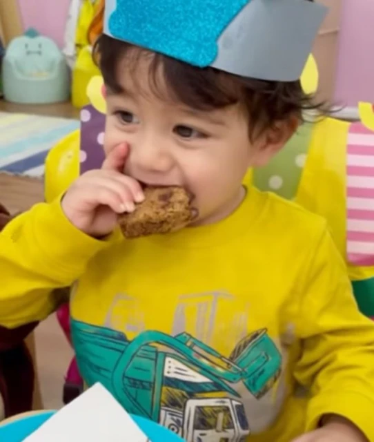 鄭佩佩混血外孫2歲生日,越來越像非洲老爸,全家已移居國外生活