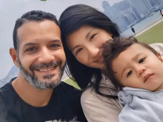 鄭佩佩混血外孫2歲生日，越來越像非洲老爸，全家已移居國外生活
