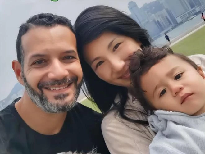 鄭佩佩混血外孫2歲生日,越來越像非洲老爸,全家已移居國外生活