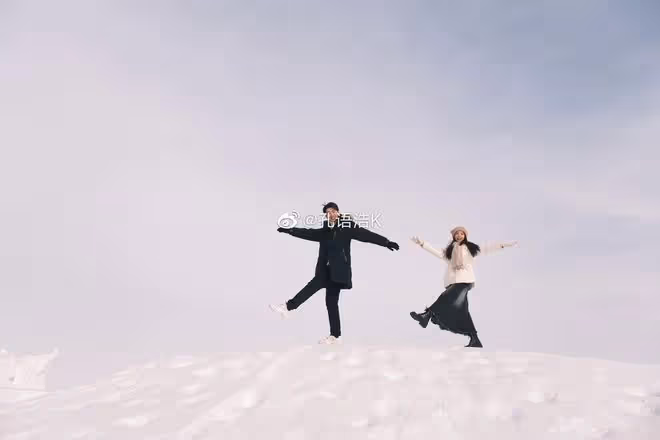 秦牛正威孔語浩踩點官宣戀情，曬寫真如拍偶像劇，曾一起牽手回家