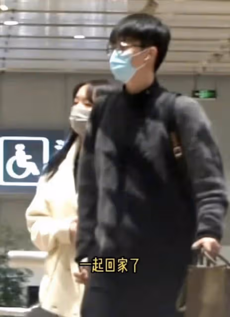 秦牛正威孔語浩踩點官宣戀情，曬寫真如拍偶像劇，曾一起牽手回家