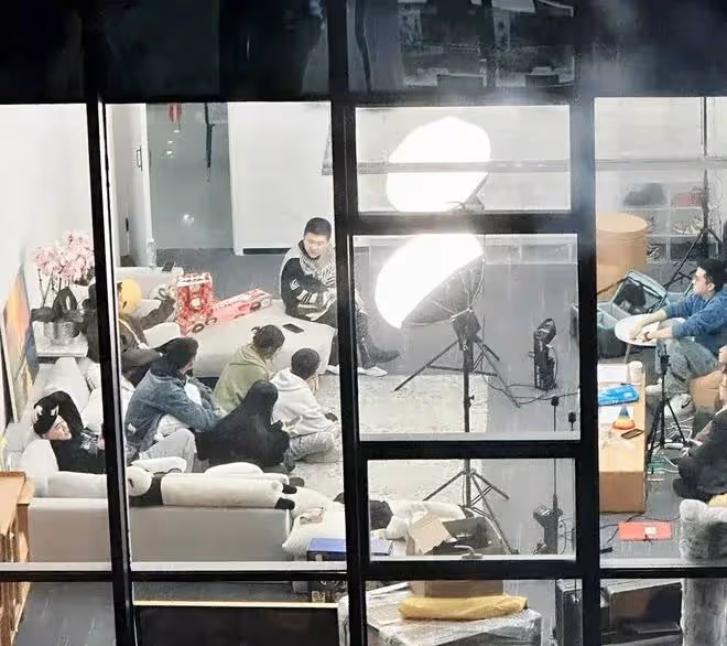翻車了？曝張大大被10餘名工作人員輪番服務，直播間背後資本被扒