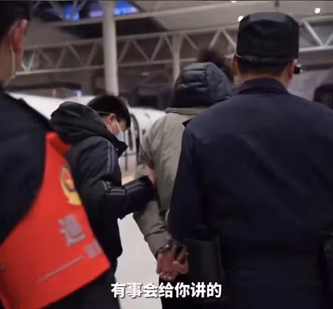 曝安徽名主持在合肥高鐵遭逮捕，畫面曝光手被反銬，本人現身回應