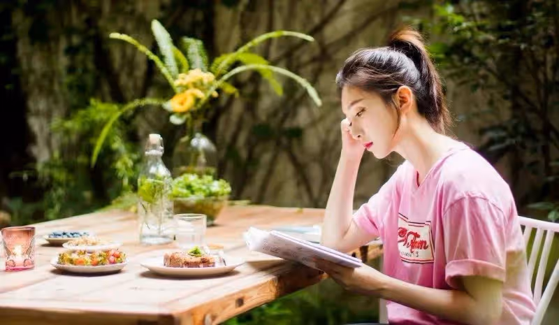 江疏影隱婚成名史被扒,暖床換資源,被包養,上位手段引學妹效仿