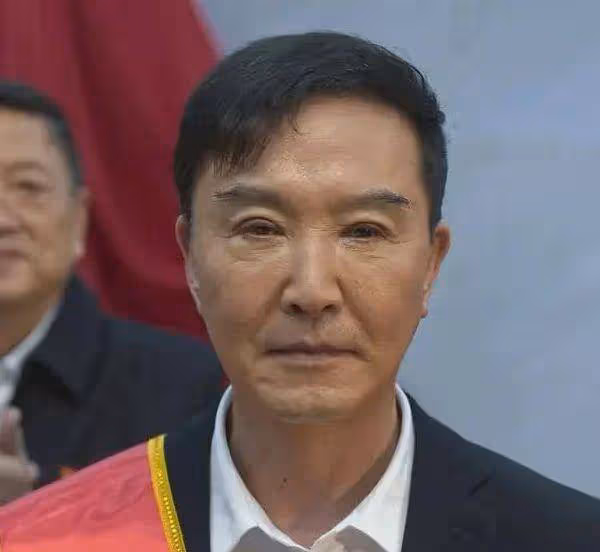 吳剛回應整容風波,否認割雙眼皮動臉,拍《狂飆》生病仍堅持工作