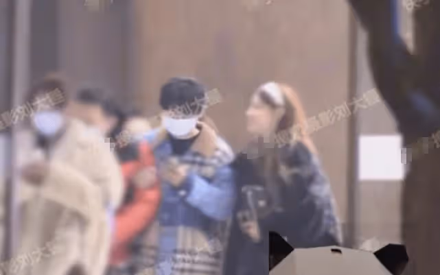 「頂流」汪蘇瀧戀情曝光，牽手高挑美女約飯玩密室，兩人已同居