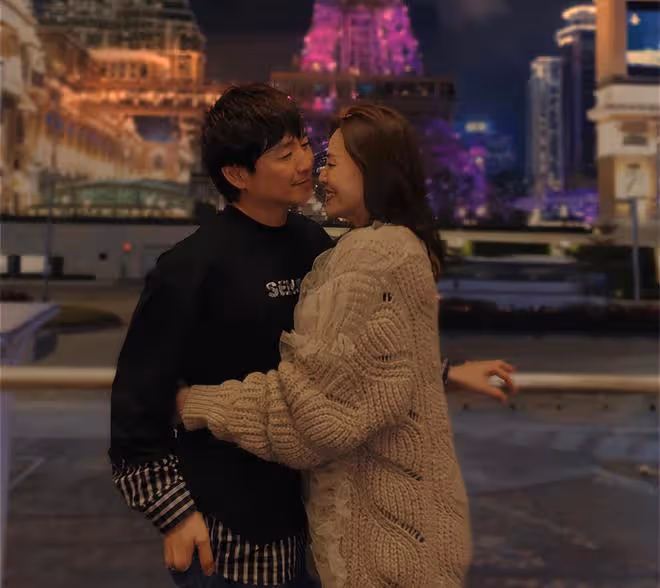 張柏芝初戀朱永棠秀恩愛!結婚18年妻子美貌出眾,當街擁抱太甜蜜