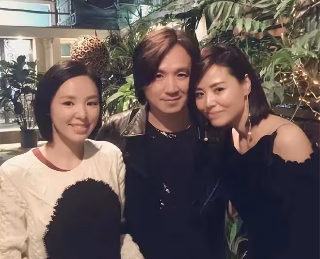 張柏芝初戀朱永棠秀恩愛!結婚18年妻子美貌出眾,當街擁抱太甜蜜