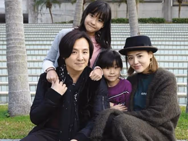 張柏芝初戀朱永棠秀恩愛!結婚18年妻子美貌出眾,當街擁抱太甜蜜