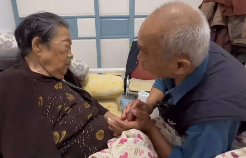 91歲老人臨終前和老伴告別,用盡力氣安慰尪「你不要哭」相愛72年終有一別,網淚崩