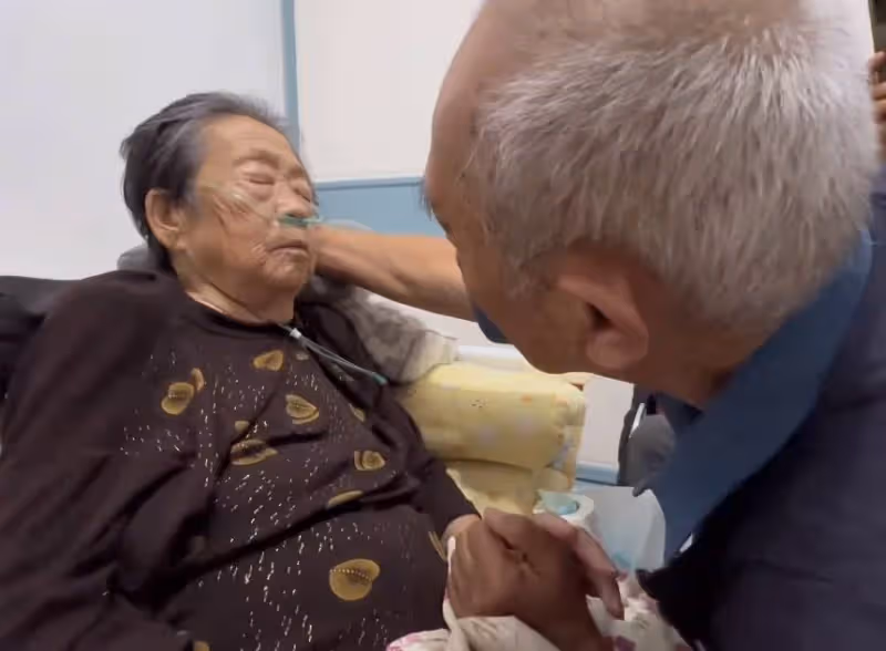 91歲老人臨終前和老伴告別,用盡力氣安慰尪「你不要哭」相愛72年終有一別,網淚崩