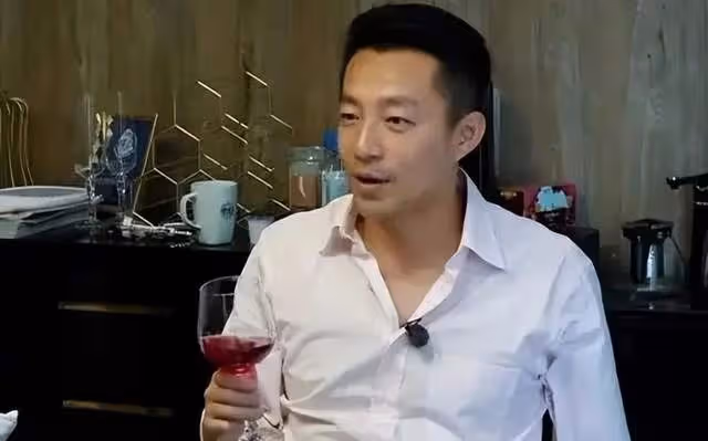 汪小菲被拍到和女生約會,張穎穎嘲諷無縫銜接,朋友出面為他澄清