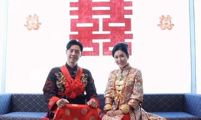 恭喜!香港知名富三代女星迎來大婚,戴各種金器出嫁貴氣逼人