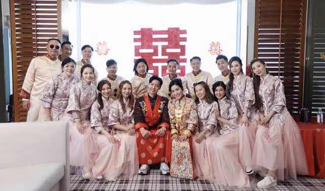恭喜!香港知名富三代女星迎來大婚,戴各種金器出嫁貴氣逼人