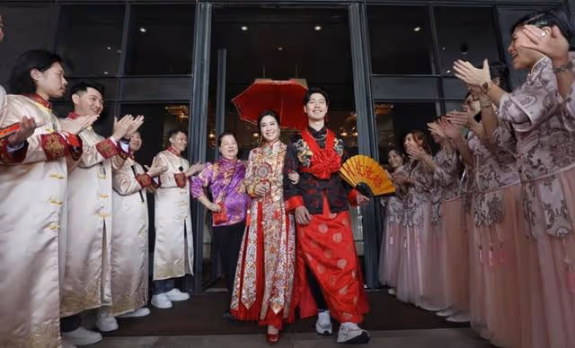 恭喜!香港知名富三代女星迎來大婚,戴各種金器出嫁貴氣逼人