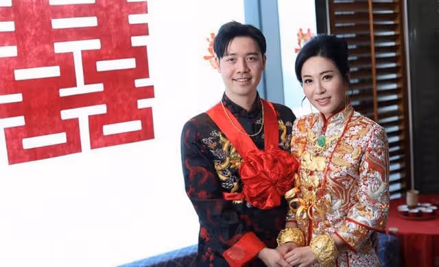 恭喜!香港知名富三代女星迎來大婚,戴各種金器出嫁貴氣逼人