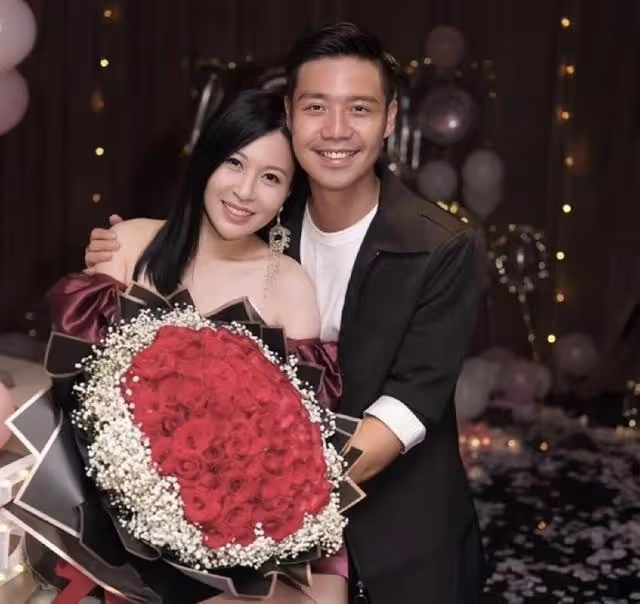 恭喜!香港知名富三代女星迎來大婚,戴各種金器出嫁貴氣逼人