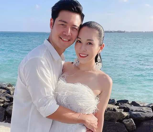恭喜!香港知名富三代女星迎來大婚,戴各種金器出嫁貴氣逼人