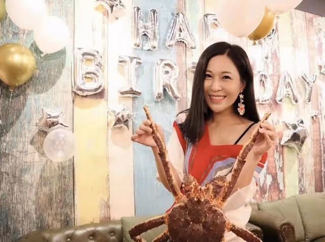 恭喜!香港知名富三代女星迎來大婚,戴各種金器出嫁貴氣逼人