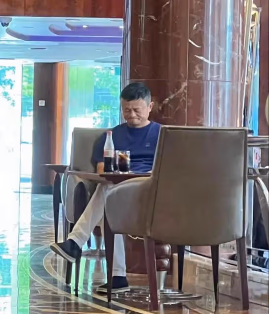 馬云:現身澳大利亞墨爾本,穿著布鞋喝著可樂,滿臉愁容不知為何