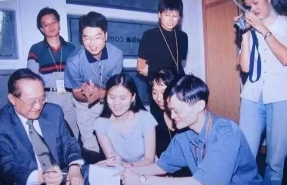 馬云:現身澳大利亞墨爾本,穿著布鞋喝著可樂,滿臉愁容不知為何