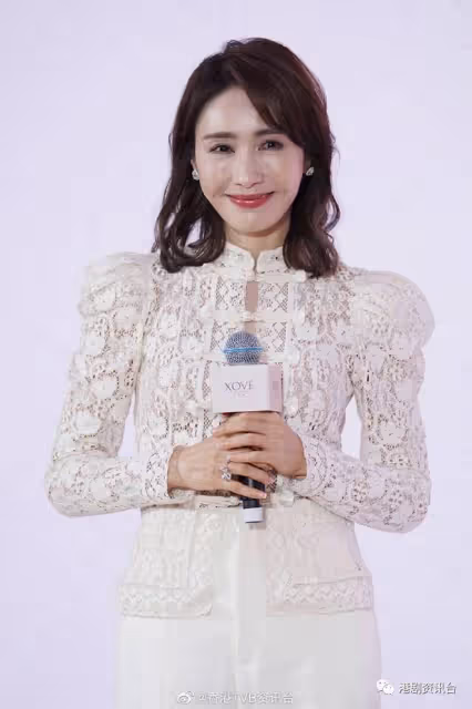 魚尾紋現形仍難掩美貌!51歲前TVB花旦戴22萬鑽戒出席自家品牌活動