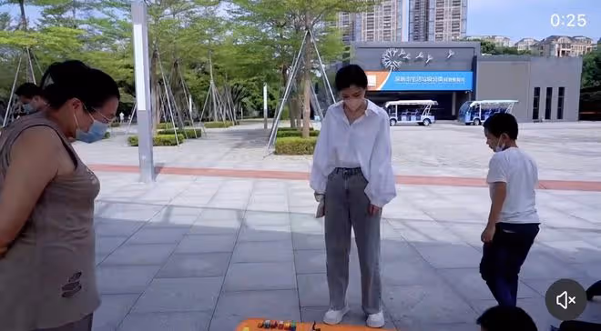 王石攜老婆蹲地上買地攤貨!2元物品田朴珺嫌貴,對半砍價引爭議
