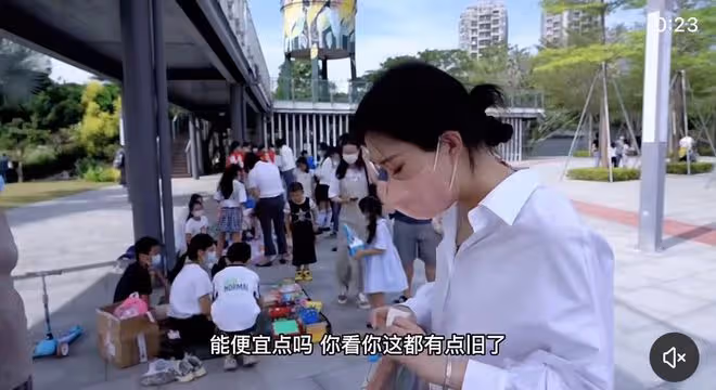 王石攜老婆蹲地上買地攤貨!2元物品田朴珺嫌貴,對半砍價引爭議