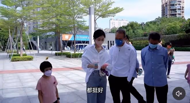 王石攜老婆蹲地上買地攤貨!2元物品田朴珺嫌貴,對半砍價引爭議