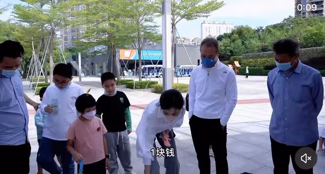 王石攜老婆蹲地上買地攤貨!2元物品田朴珺嫌貴,對半砍價引爭議
