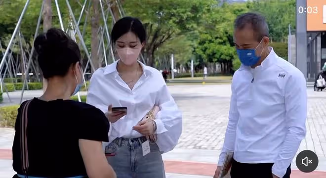 王石攜老婆蹲地上買地攤貨!2元物品田朴珺嫌貴,對半砍價引爭議
