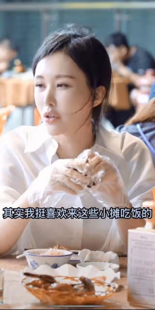 王石攜老婆蹲地上買地攤貨!2元物品田朴珺嫌貴,對半砍價引爭議