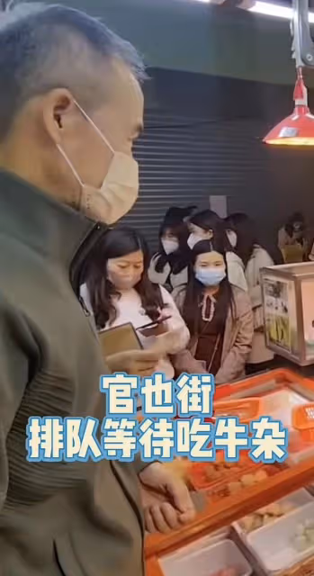王石攜老婆蹲地上買地攤貨!2元物品田朴珺嫌貴,對半砍價引爭議