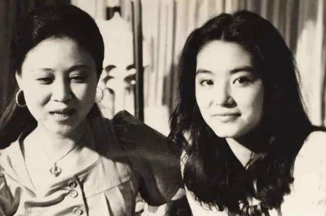 84歲瓊瑤容顏不老!皮膚白嫩紅潤疑做醫美,同框不輸小16歲林青霞