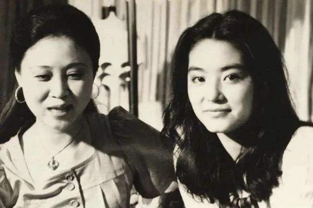 84歲瓊瑤容顏不老!皮膚白嫩紅潤疑做醫美,同框不輸小16歲林青霞