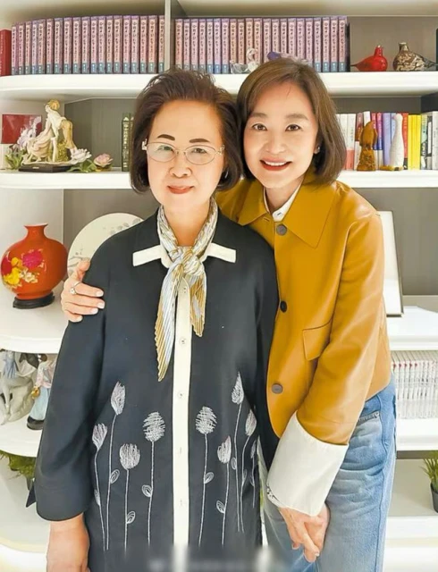 84歲瓊瑤容顏不老!皮膚白嫩紅潤疑做醫美,同框不輸小16歲林青霞