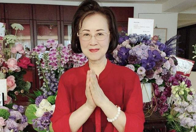 84歲瓊瑤容顏不老!皮膚白嫩紅潤疑做醫美,同框不輸小16歲林青霞