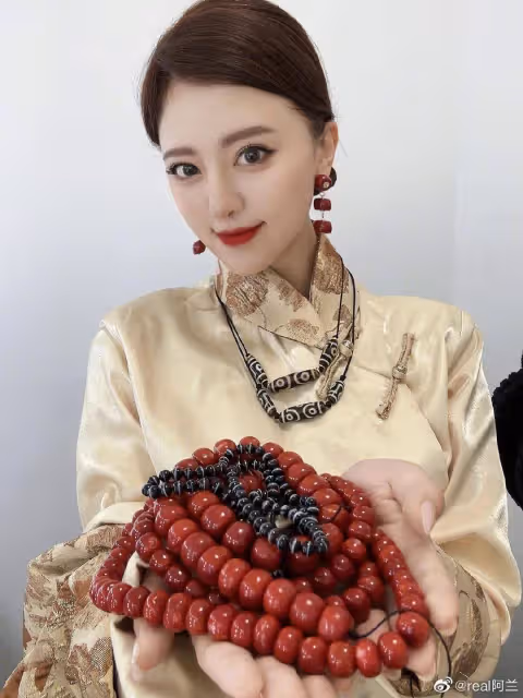 阿蘭手捧天價天珠疑炫富，網友說把一套湯臣一品的房子帶在身上了